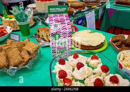 Vendredi 30 septembre 2022 - Stockton Heath, Warrington, Cheshire, Angleterre - le plus grand café du monde levée de fonds pour Macmillan cancer support où des tables pleines de gâteaux étaient disponibles pour les personnes qui ont fait un don crédit: John Hopkins/Alay Live News Banque D'Images