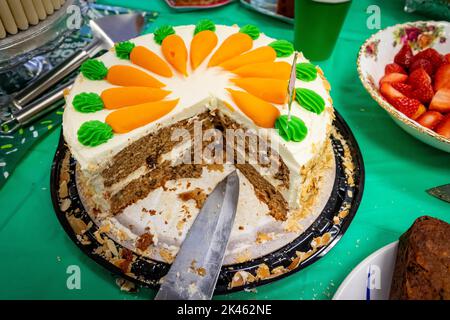Vendredi 30 septembre 2022 - Stockton Heath, Warrington, Cheshire, Angleterre - le plus grand café du monde levée de fonds pour Macmillan cancer support où des tables pleines de gâteaux étaient disponibles pour les personnes qui ont fait un don crédit: John Hopkins/Alay Live News Banque D'Images