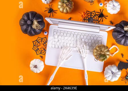 Espace de travail amusant pour Halloween avec pose à plat pour ordinateur portable. Office corporation Halloween partie invitation, blogger automne vacances fond. Ordinateur portable blanc avec Ha Banque D'Images