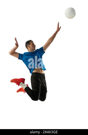 Studio tourné d'un jeune homme, joueur de volley jouant au volley-ball isolé sur fond blanc de studio. Sport, gym, sport d'équipe, défis Banque D'Images