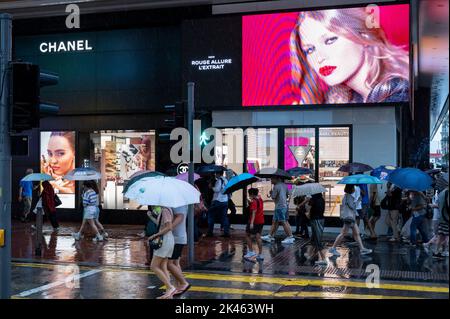 Hong Kong, Chine. 1st juillet 2022. Les piétons et les acheteurs marchent par un jour pluvieux le magasin de la marque multinationale française Chanel de vêtements et de produits de beauté à Hong Kong. (Credit image: © Budrul Chukrut/SOPA Images via ZUMA Press Wire) Banque D'Images