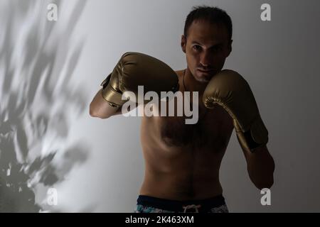 Certains jeunes sportif fit boxing isolé sur fond blanc, la boxe Banque D'Images