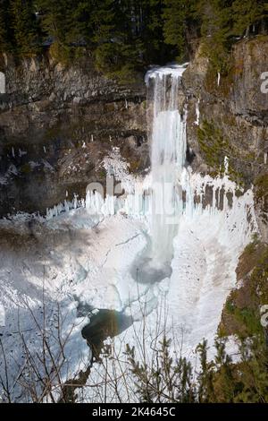 Glace et neige d'hiver des chutes de Brandywine. Spectaculaires chutes Brandywine en hiver près de Whistler, en Colombie-Britannique, au Canada. Banque D'Images