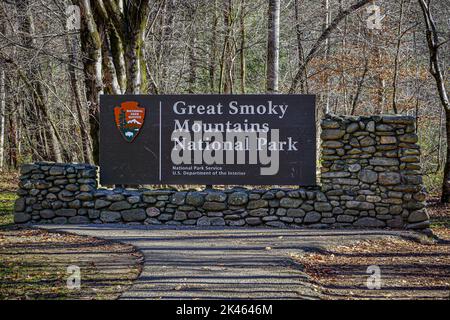 Parc national des Great Smoky Mountains panneau sur un mur de pierre avec le symbole de flèche NPS dans une forêt d'automne. Banque D'Images