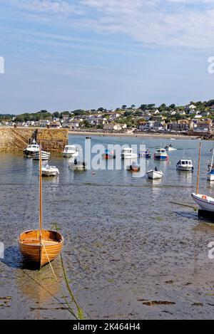 En regardant de l'autre côté de Mount's Bay vers Marazion, la plus ancienne ville de Cornwall. Marazion - Cornwall, Angleterre, Royaume-Uni. 14th août 2022 Banque D'Images