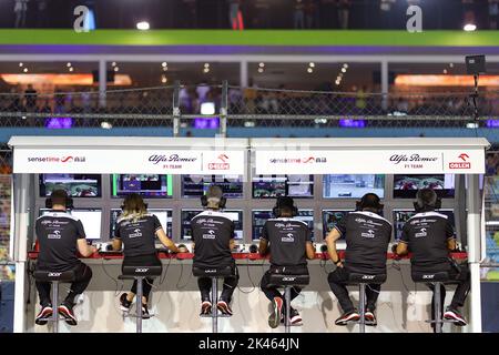 Singapour. 30th septembre 2022. Singapour - 30/09/2022, Pit Wall, Alfa Romeo F1 Team ORLEN, ambiance pendant la Formule 1 Singapore Airlines Grand Prix de Singapour 2022, 17th tour du Championnat du monde de Formule 1 2022 de la FIA de 30 septembre à 02 octobre 2022 sur le circuit de rue Marina Bay, à Singapour - photo : Florent Gooden / DPPI/DPPI/LiveMedia crédit: Agence de photo indépendante/Alay Live News Banque D'Images