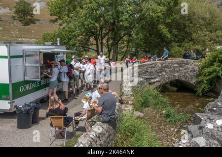 Une fourgonnette à crème glacée et la file d'attente à Gordale SCAR un jour chaud. Parc national de Yorkshire Dales, Royaume-Uni Banque D'Images