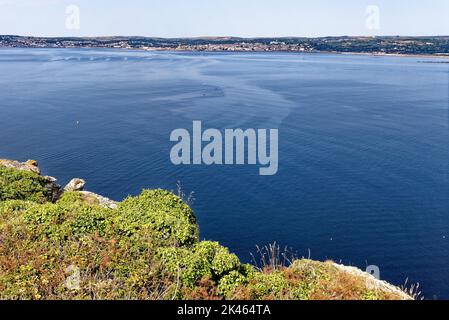 Vue de l'autre côté du port et de la chaussée en direction de Marazion depuis le mont St Michael's. Marazion - Cornwall, Angleterre, Royaume-Uni. 14th de 20 août Banque D'Images