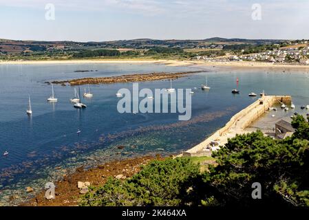 Vue de l'autre côté du port et de la chaussée en direction de Marazion depuis le mont St Michael's. Marazion - Cornwall, Angleterre, Royaume-Uni. 14th de 20 août Banque D'Images