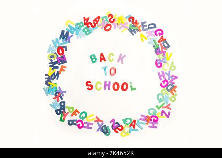 Retour à l'école écrire avec des lettres de jouet de couleur sur un fond blanc Banque D'Images
