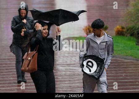 Les gens luttent avec leurs parasols pendant le temps humide et venteux à Birmingham. Date de la photo: Vendredi 30 septembre 2022. Banque D'Images