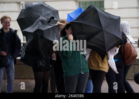 Les gens luttent avec leurs parasols pendant le temps humide et venteux à Birmingham. Date de la photo: Vendredi 30 septembre 2022. Banque D'Images