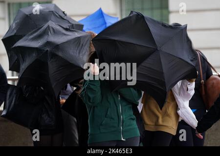 Les gens luttent avec leurs parasols pendant le temps humide et venteux à Birmingham. Date de la photo: Vendredi 30 septembre 2022. Banque D'Images