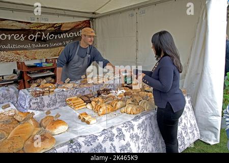 Stephan servant du pain au Wignmores Bread stall, spectacle d'automne au Three Counties Showground, Great Malvern, Royaume-Uni Banque D'Images