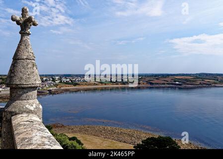 Vue de l'autre côté du port et de la chaussée en direction de Marazion depuis le mont St Michael's. Marazion - Cornwall, Angleterre, Royaume-Uni. 14th de 20 août Banque D'Images