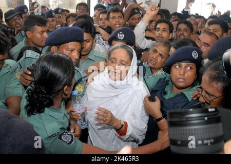 Dhaka, Bangladesh - July16, 2007: La police a emféé l'ancien Premier ministre Sheikh Hasina à un tribunal de chef de la magistrature métropolitaine de Dhaka. Sheikh Hasina était ar Banque D'Images