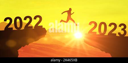 Silhouette homme saut entre 2022 et 2023 ans sur le soleil et à travers sur l'écart de colline du ciel de soirée. Bienvenue bonne année 2023. Symbole de démarrage et W Banque D'Images