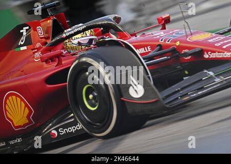 Singapour. 30th septembre 2022. Charles Leclerc, pilote monégasque de Ferrari, conduit lors de la première séance d'entraînement de la course nocturne du Grand Prix de Singapour de Formule 1 qui s'est tenue au circuit de la rue Marina Bay le 30 septembre 2022. Crédit: Puis Chih Wey/Xinhua/Alay Live News Banque D'Images