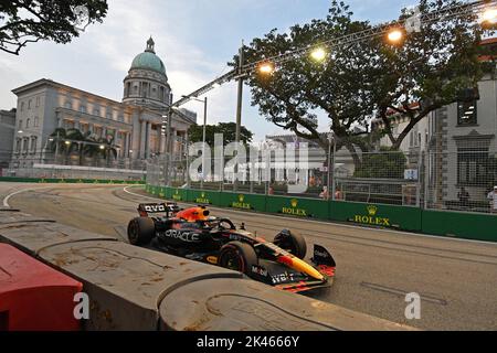 Singapour. 30th septembre 2022. Le pilote néerlandais Max Verstappen de Red Bull Racing conduit lors de la première séance d'entraînement de la course nocturne du Grand Prix de Singapour de Formule 1 qui s'est tenue au circuit de la rue Marina Bay le 30 septembre 2022. Crédit: Puis Chih Wey/Xinhua/Alay Live News Banque D'Images