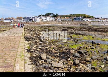 Vue de l'autre côté du port et de la chaussée en direction de Marazion depuis le mont St Michael's. Marazion - Cornwall, Angleterre, Royaume-Uni. 14th de 20 août Banque D'Images