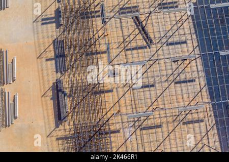 La construction de treillis de toit dans un entrepôt en acier comprend l'installation de barres de toit Banque D'Images