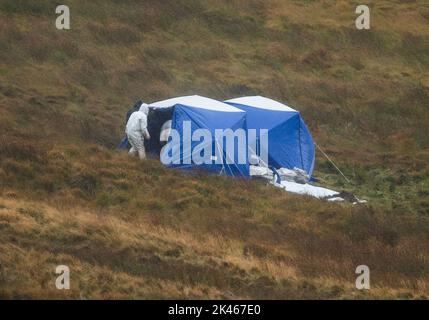 Des tentes de police dans une zone faisant l'objet d'une fouille sur Saddleworth Moor, dans le nord-ouest de l'Angleterre, à la recherche des restes du corps de Keith Bennett, qui a été tué par les assassins de Moors Myra Hindley et Ian Brady en 1964. Date de la photo: Vendredi 30 septembre 2022. Banque D'Images