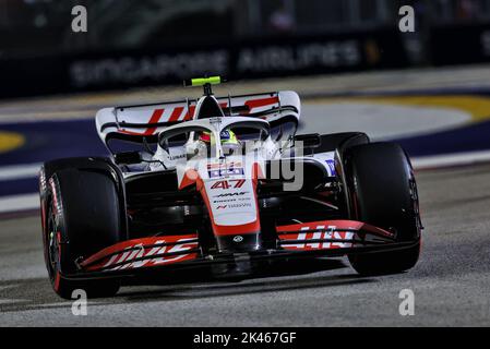 Mick Schumacher (GER) Haas VF-22. Grand Prix de Singapour, vendredi 30th septembre 2022. Marina Bay Street circuit, Singapour. Crédit : James Moy/Alay Live News Banque D'Images