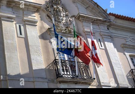 Aveiro, Portugal - 14 août 2022 : gros plan des drapeaux locaux, nationaux et de l'UE qui volent à l'extérieur du bâtiment du conseil de district Banque D'Images