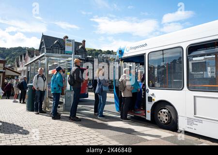 File d'attente d'autobus, Dartmouth, Royaume-Uni Banque D'Images