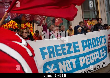 Glasgow, Écosse, 30 septembre 2022. Il suffit de faire la démonstration, contre la cupidité des entreprises et la hausse des prix des combustibles énergétiques des ménages, en dehors du QG de Scottish Power, à Glasgow, en Écosse, le 30 septembre 2022. Crédit photo : Jeremy Sutton-Hibbert/Alay Live News. Banque D'Images