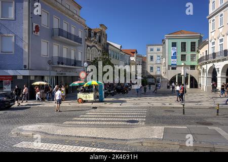 Aveiro, Portugal - 14 août 2022: Scène de rue avec de nombreux mouvements piétons flous et les scooters à moteur garés avec la route pavée et de rlv Banque D'Images