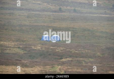 Des tentes de police dans une zone faisant l'objet d'une fouille sur Saddleworth Moor, dans le nord-ouest de l'Angleterre, à la recherche des restes du corps de Keith Bennett, qui a été tué par les assassins de Moors Myra Hindley et Ian Brady en 1964. Date de la photo: Vendredi 30 septembre 2022. Banque D'Images