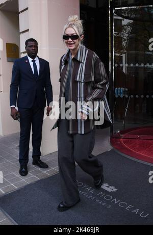 Gigi Hadid a vu quitter son hôtel pendant la semaine de la mode à Paris sur 30 septembre 2022 à Paris, France. (SIPA États-Unis) Banque D'Images