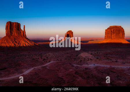 The Mittens, trois buttes dans Monument Valley au lever du soleil, Arizona et Utah, États-Unis Banque D'Images