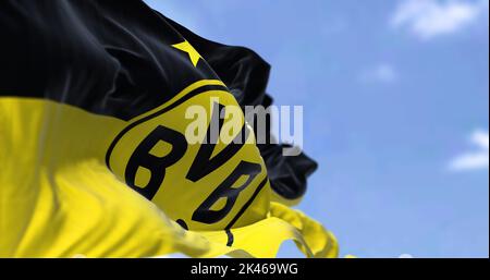 Dortmund, GER, septembre 2022 : le drapeau de Borussia Dortmund qui agite dans le vent. Borussia Dortmund est un club sportif professionnel allemand basé à Dortm Banque D'Images