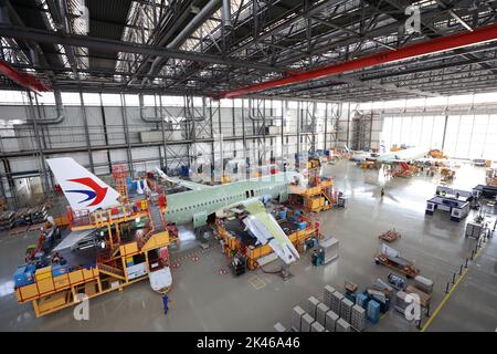 (220930) -- BEIJING, le 30 septembre 2022 (Xinhua) -- des membres du personnel travaillent à la ligne d'assemblage finale d'Airbus à Tianjin pour la famille de A320 avions à Tianjin, dans le nord de la Chine, le 24 février 2022. (Airbus Chine/document via Xinhua) Banque D'Images