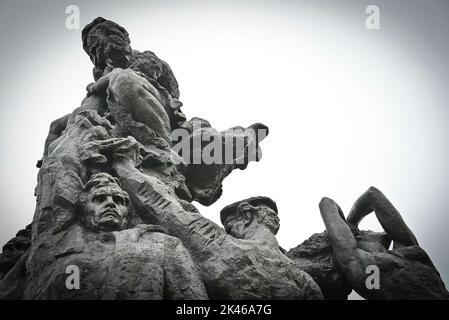 À l'occasion du 81st anniversaire de la tragédie de Babyn Yar, le président de l'Ukraine, Volodymyr Zelensky, a honoré la mémoire de toutes les victimes des exécutions massives de civils par les nazis à Kiev occupée pendant la Seconde Guerre mondiale Le Président a également honoré la mémoire des Juifs abattus par les Nazis à Babyn Yar en plaçant une lampe d'icône à côté du signe commémoratif de la Menorah. Babyn Yar est un ravin dans la capitale ukrainienne Kiev et un site de massacres commis par les forces de l'Allemagne nazie pendant sa campagne contre l'Union soviétique pendant la Seconde Guerre mondiale PHOTO: Bureau du Président de l'Ukraine Banque D'Images