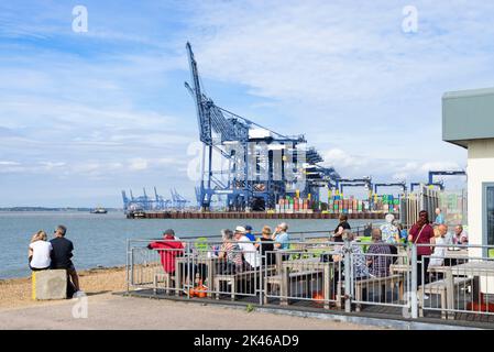 View point Cafe les gens regardent l'expédition au port de Felixstowe avec des grues au port de Felixstowe Félixstowe Suffolk Angleterre GB Europe Banque D'Images