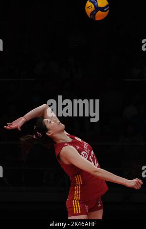 Arnhem, pays-Bas. 30th septembre 2022. Li Yingying of China monte la balle lors du match phase 1 Pool D entre la Chine et la République tchèque au Championnat du monde des femmes de volley-ball 2022 à Arnhem, aux pays-Bas, le 30 septembre 2022. Credit: Meng Dingbo/Xinhua/Alay Live News Banque D'Images