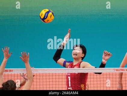 Arnhem, pays-Bas. 30th septembre 2022. Yuan Xinyue (R) de la Chine monte la balle lors de la phase 1 du match de billard D entre la Chine et la République tchèque au Championnat du monde des femmes de volley-ball 2022 à Arnhem, aux pays-Bas, le 30 septembre 2022. Credit: Meng Dingbo/Xinhua/Alay Live News Banque D'Images