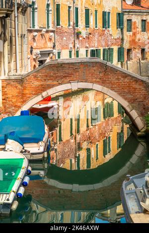 Paisible canal scénaraire dans la romantique Venise au printemps, Italie Banque D'Images
