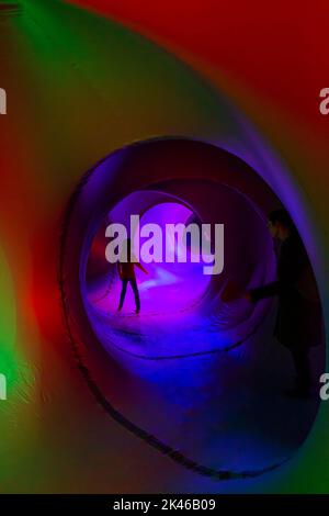 Bournemouth, Dorset, Royaume-Uni. 30th septembre 2022. Le Luminarium par Architectes of Air ouvre ses portes à Bournemouth, dans le cadre du Festival des Arts de la mer. La sculpture gonflable de plain-pied a été conçue à l'origine par Alan Parkinson. Les visiteurs se promeuvent dans un labyrinthe éblouissant de chemins tortueux et de dômes vertigineux et s'immergent dans la lumière et la couleur rayonnantes créées par la lumière qui brille à travers le plastique coloré. Crédit : Carolyn Jenkins/Alay Live News Banque D'Images