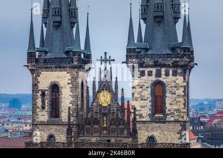Vue rapprochée de la cathédrale de Tyn sur la place de la vieille ville de Prague, République tchèque Banque D'Images