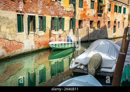 Paisible canal scénaraire dans la romantique Venise au printemps, Italie Banque D'Images