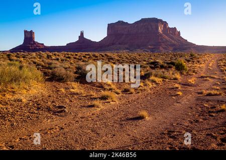 The Mittens, trois buttes dans Monument Valley au lever du soleil, Arizona et Utah, États-Unis Banque D'Images