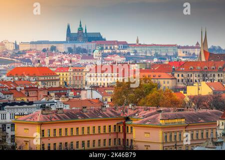 Au-dessus des tours et des dômes médiévaux de la vieille ville de Prague le soir, en tchèque Banque D'Images