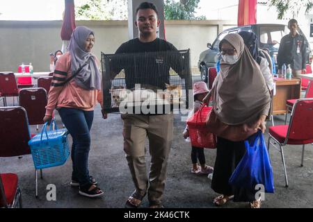 Bogor, Indonésie. 28th septembre 2022. Les gens portent des chats pour enregistrer leurs chats pour une dose d'un vaccin anti-rage pendant la commémoration de la Journée mondiale de la rage 2022 à Bogor, Java Ouest, Indonésie sur 28 septembre 2022. Au total, 700 doses sont préparées pour tous les animaux de la ville de Bogor. (Photo par Andi M Ridwan/INA photo Agency/Sipa USA) crédit: SIPA USA/Alay Live News Banque D'Images