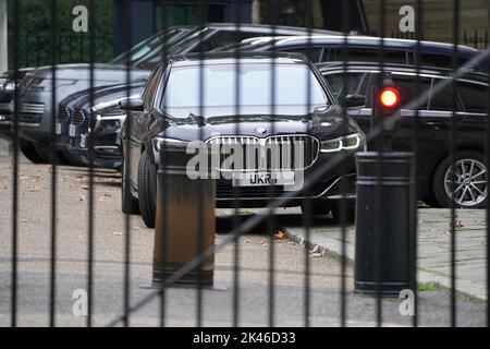 La voiture de l'ambassadeur d'Ukraine au Royaume-Uni, Vadym Prystaiko, garée à l'arrière de Downing Street, Londres, alors que l'ambassadeur de Russie a été convoqué au Foreign Office à la suite de l'annexion par le président Vladimir Poutine de quatre zones d'Ukraine. Date de la photo: Vendredi 30 septembre 2022. Banque D'Images