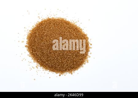 pile de sucre de canne isolée sur fond blanc, tas de sucre de canne naturel non raffiné, vue de dessus Banque D'Images