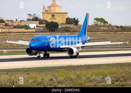 ITA Airways Airbus A320-216 (Reg.: EI-DTN), l'un des rares ex-Alitalia A320 en couleurs ITA. Banque D'Images